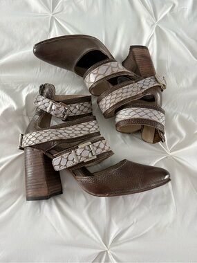 Freebird by Steven Jaclynn Gray Heels New Size 9